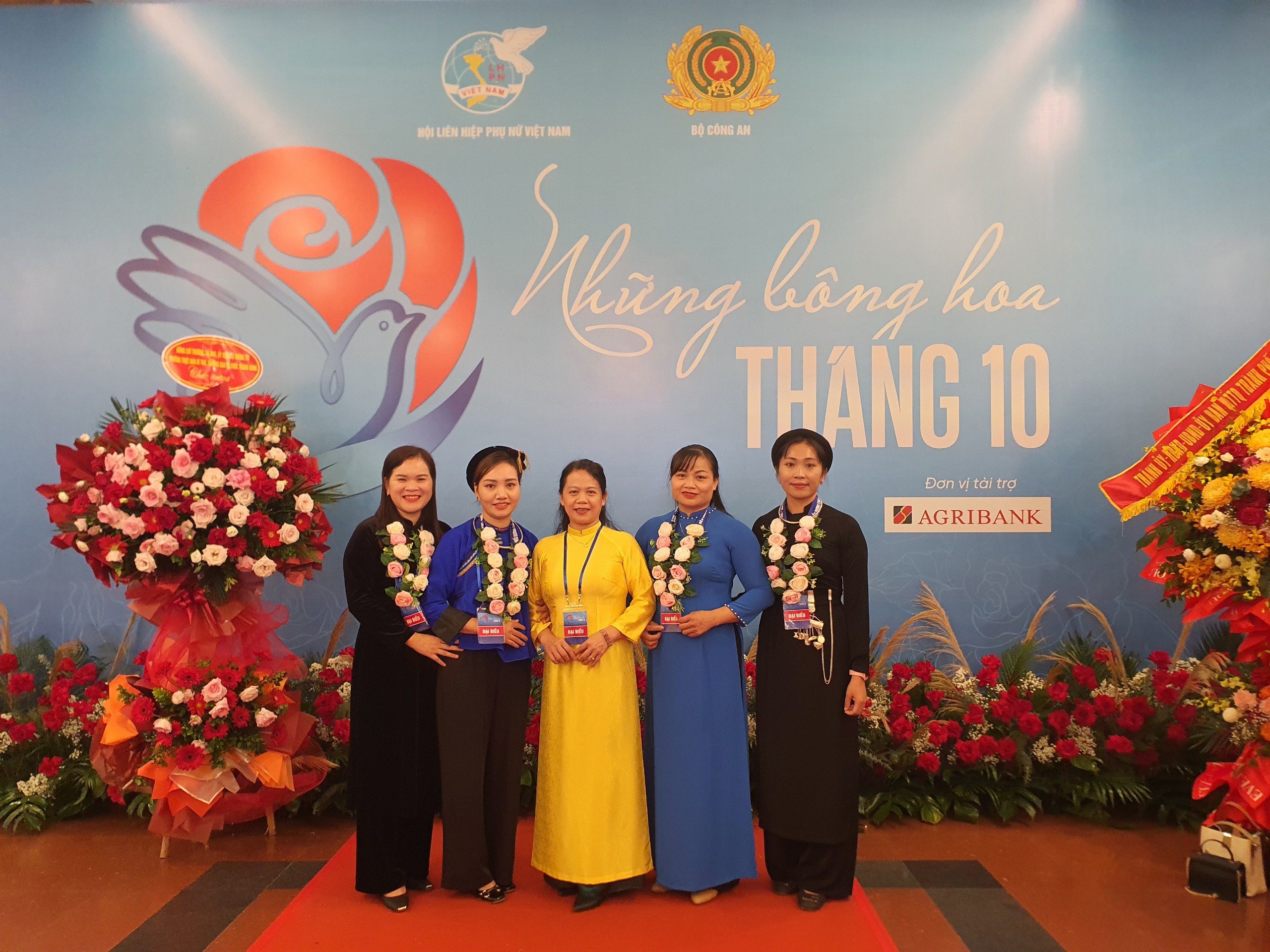 2. Đc Chủ tịch Hội LHPN tỉnh đứng giữa và 04 chủ tịch Hội LHPN cơ sở dự Hội nghị biểu dương tại Hà Nội
