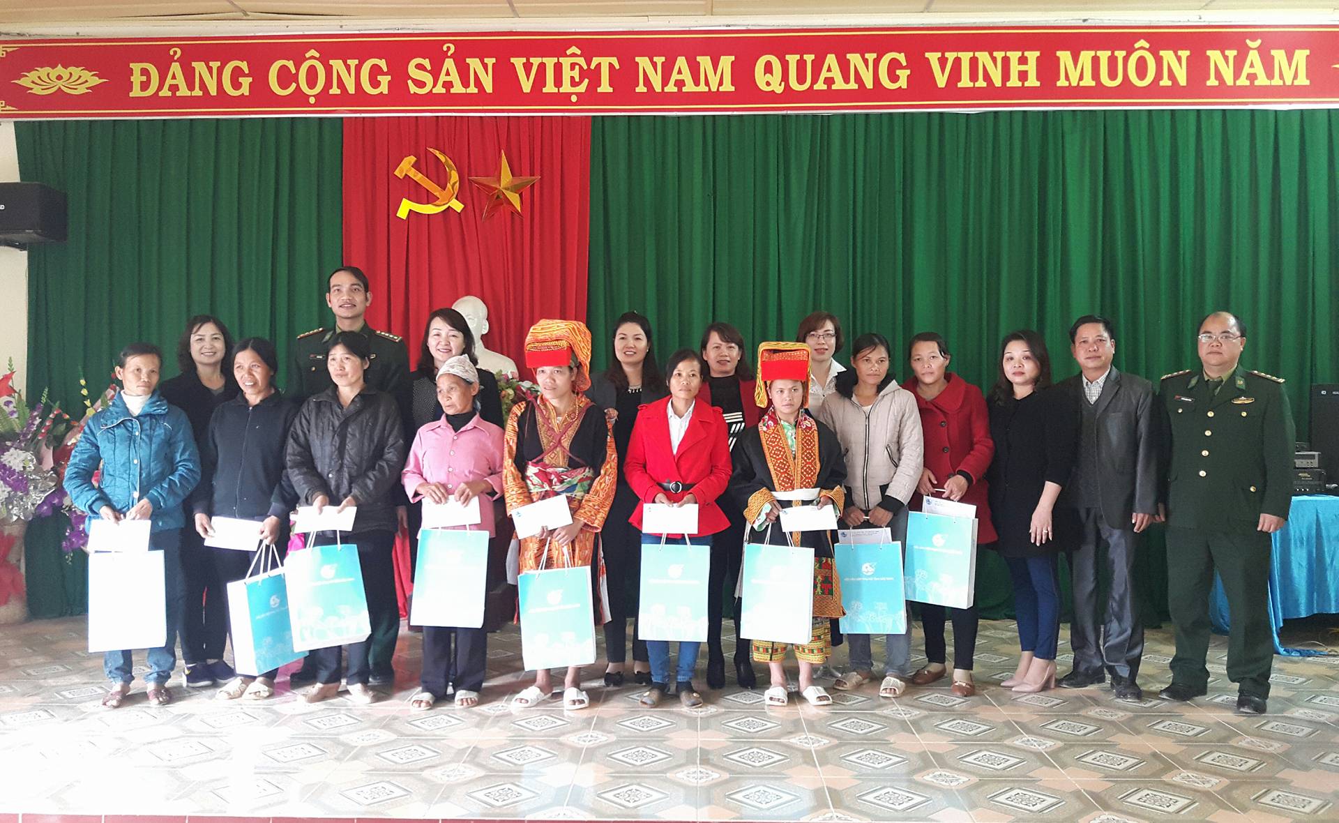 1.Thăm tặng quà hội viên phụ nữ nghèo xã Yên Khoái huyện Lộc Bình