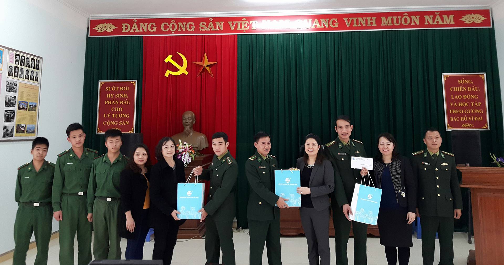 2.Hội LHPN tỉnh Bắc Ninh thăm đồn Biên phòng Chi Ma