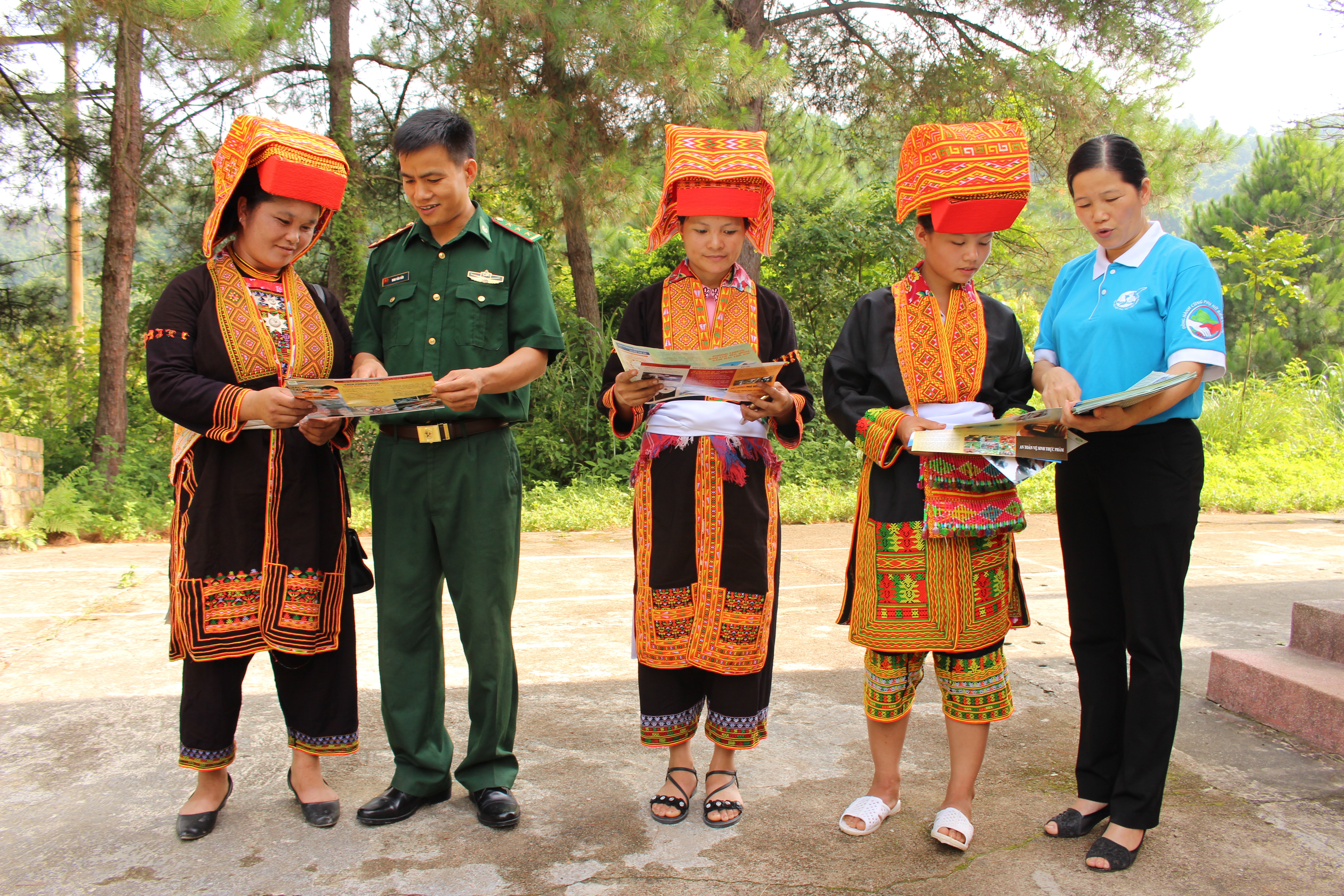 Cán bộ Hội LHPN tỉnh Đồn Biên phòng Chi Ma tuyên truyền pháp luật cho phụ nữ dân tộc Dao xã Mẫu Sơn huyện Lộc Bình IMG 2267