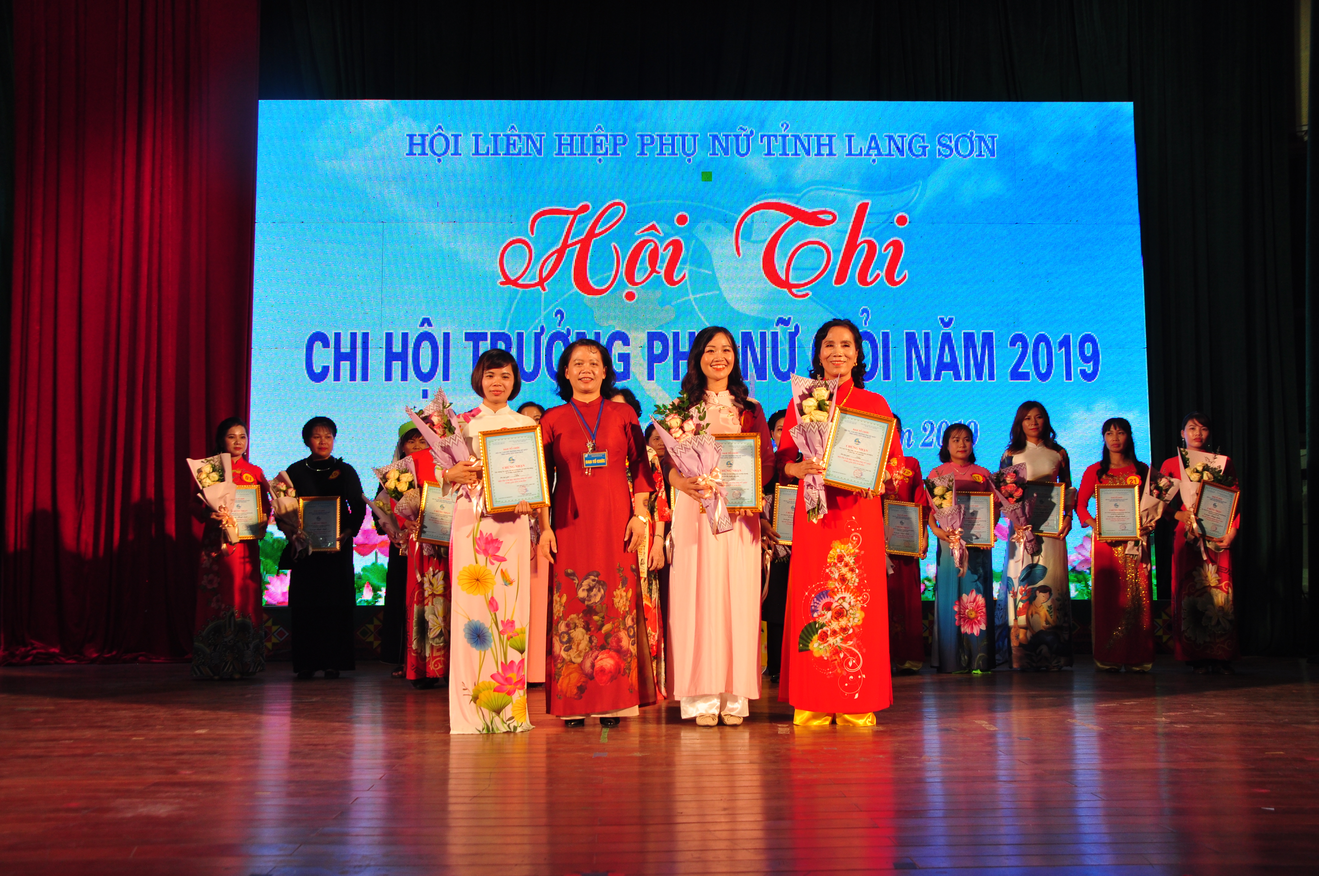ĐC Nông Thanh Hải trao giải nhì cho các thí sinh