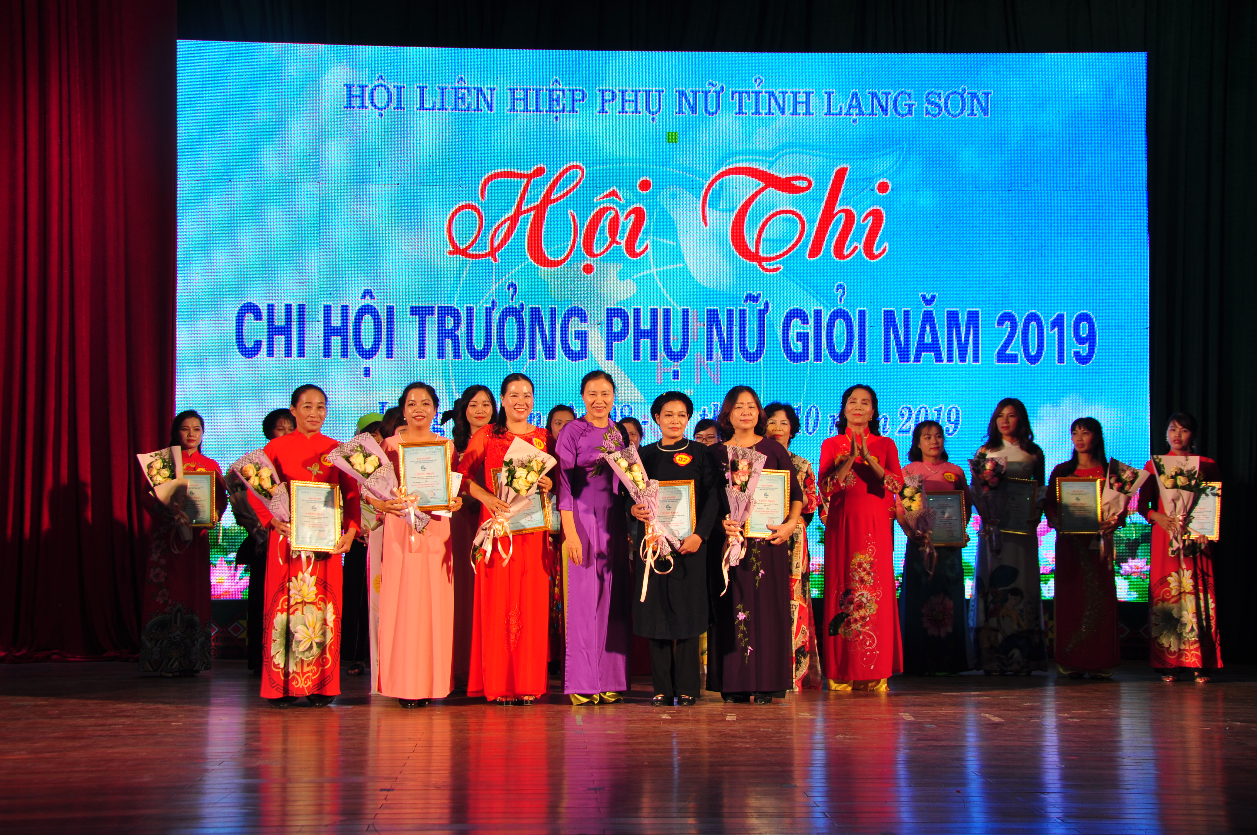 ĐC Trương Thị Hảo Phó Chủ tịch Hội LHPN tỉnh Trưởng ban giám khảo trao giải ba