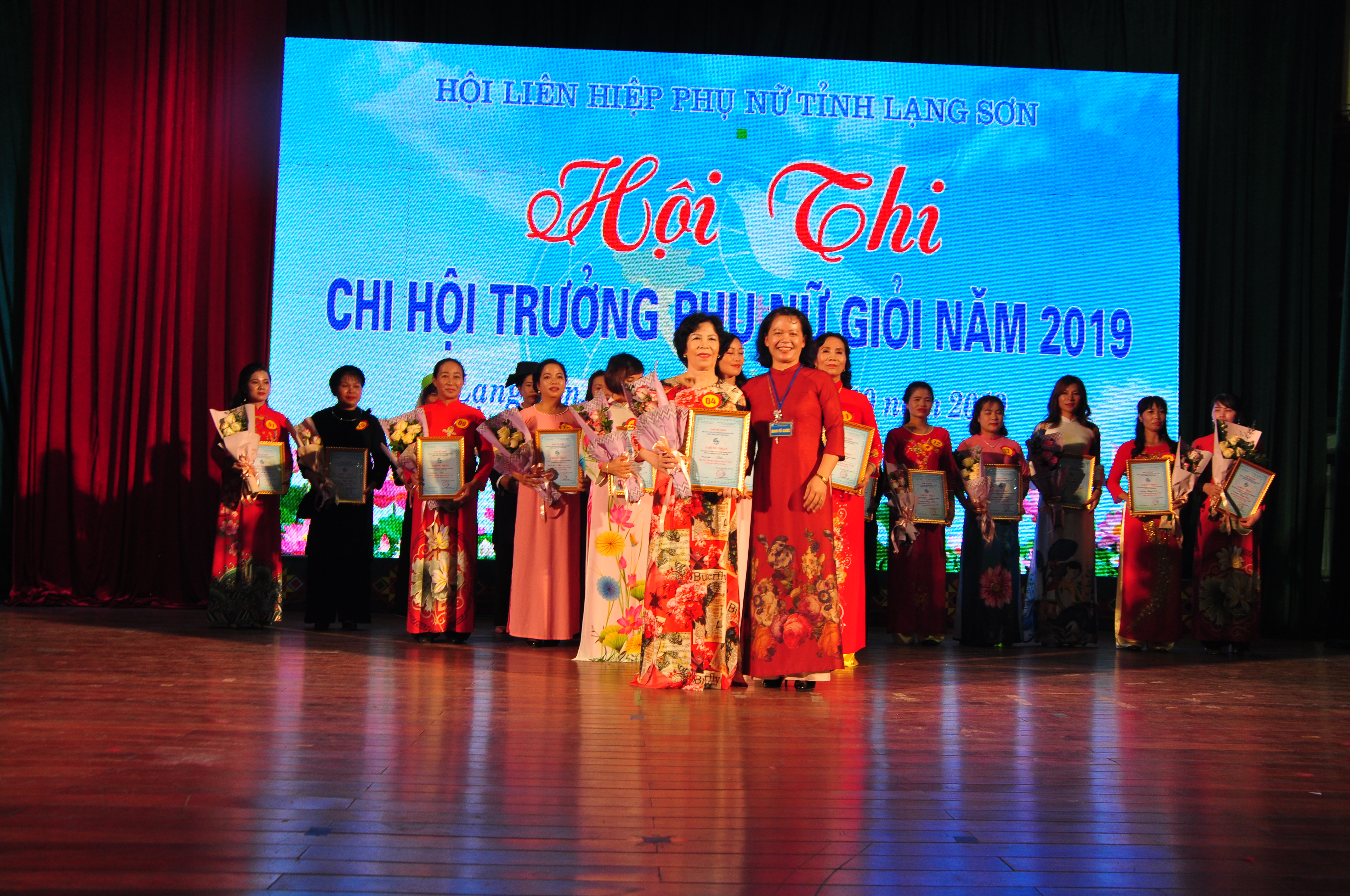 đ.c Nông Thanh Hải Chủ tịch Hội LHPN tỉnh TRưởng Ban TC giải trao giải nhất cho TS