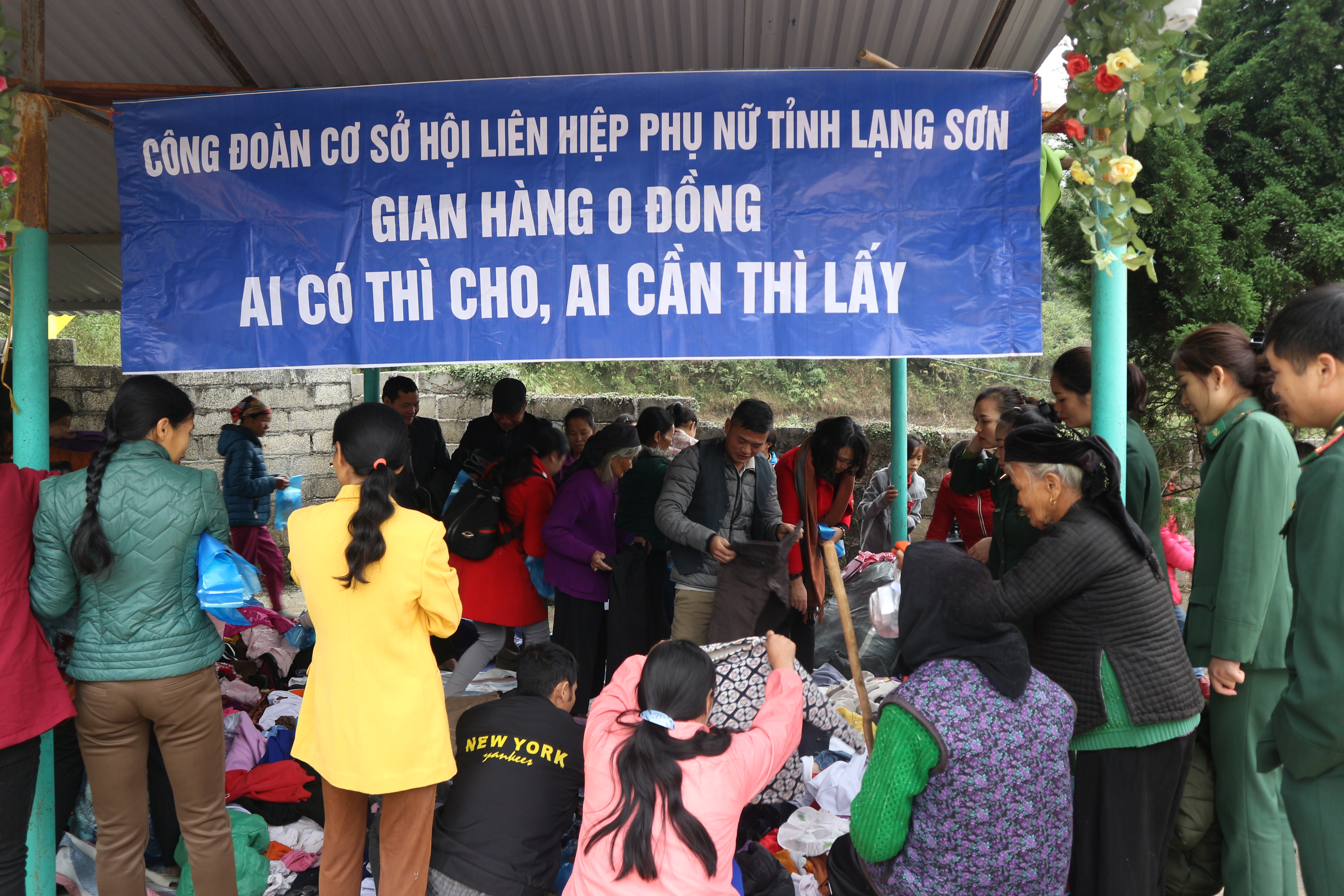 Tổ chức gian hàng không đồng tại xã Trùng Khánh