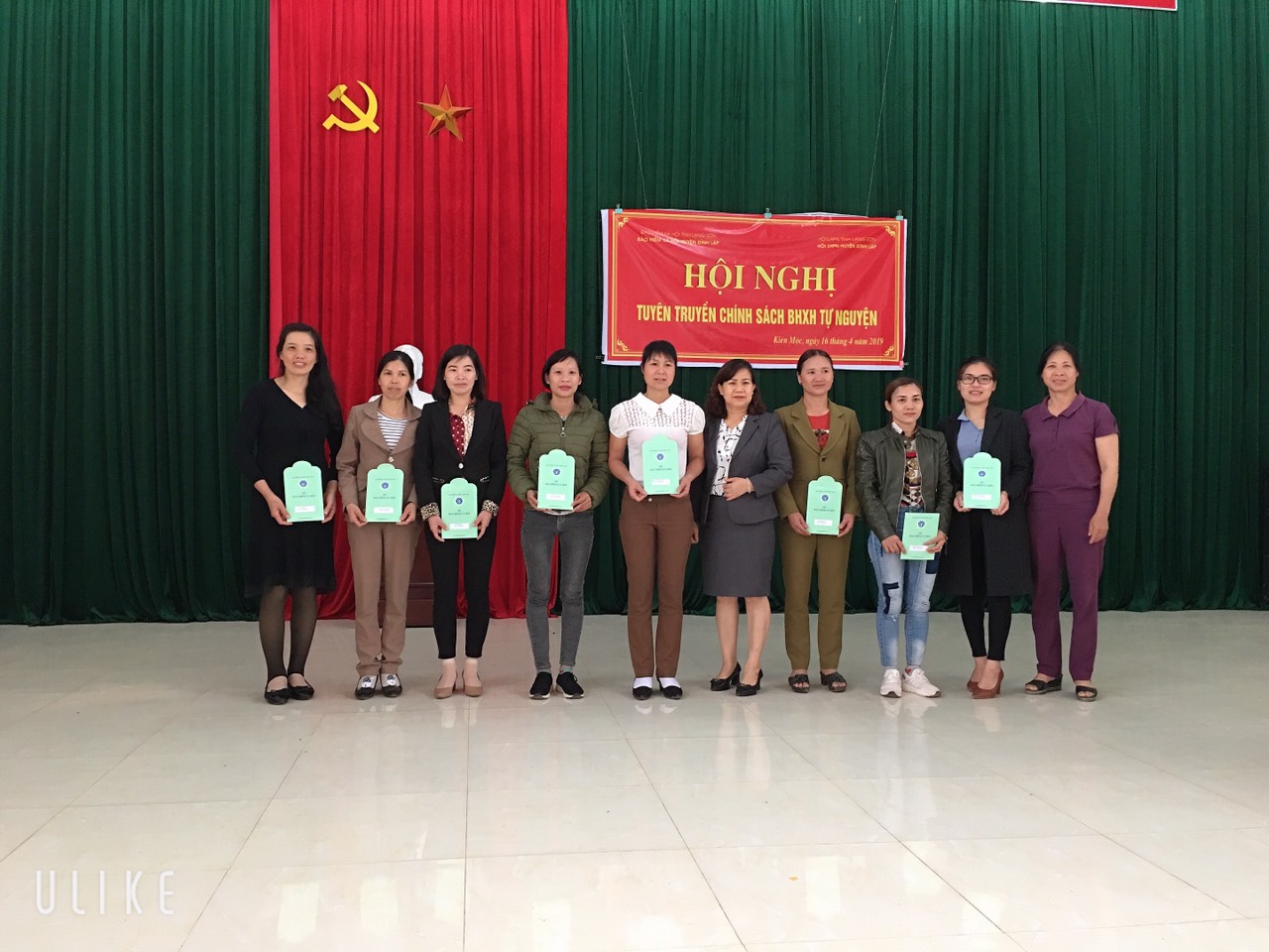Đồng chí Nông Thị Mơ Giám đốc Bảo hiểm huyện trao số BHXH tự nguyện cho người tham gia