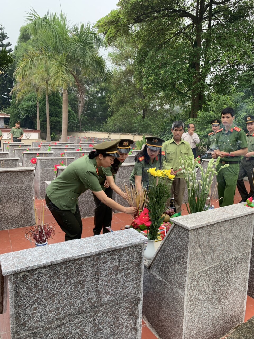 HPN đoàn thanh niên phòng an ninh đối nội dâng hương tại nghĩa trang Pò Lèo huyện Cao Lộc