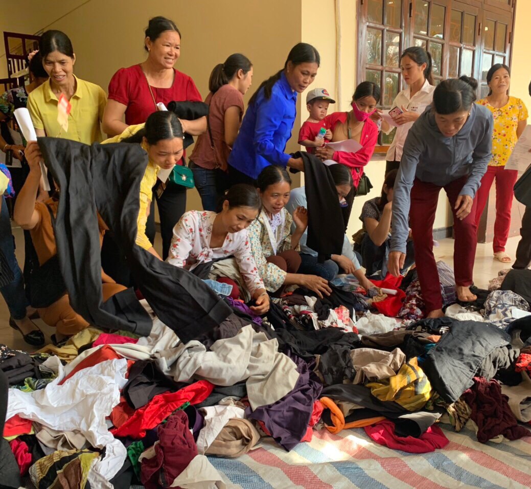 Tổ chức gian hàng quần áo không đồng chia sẻ khó khăn với phụ nữ biên giới