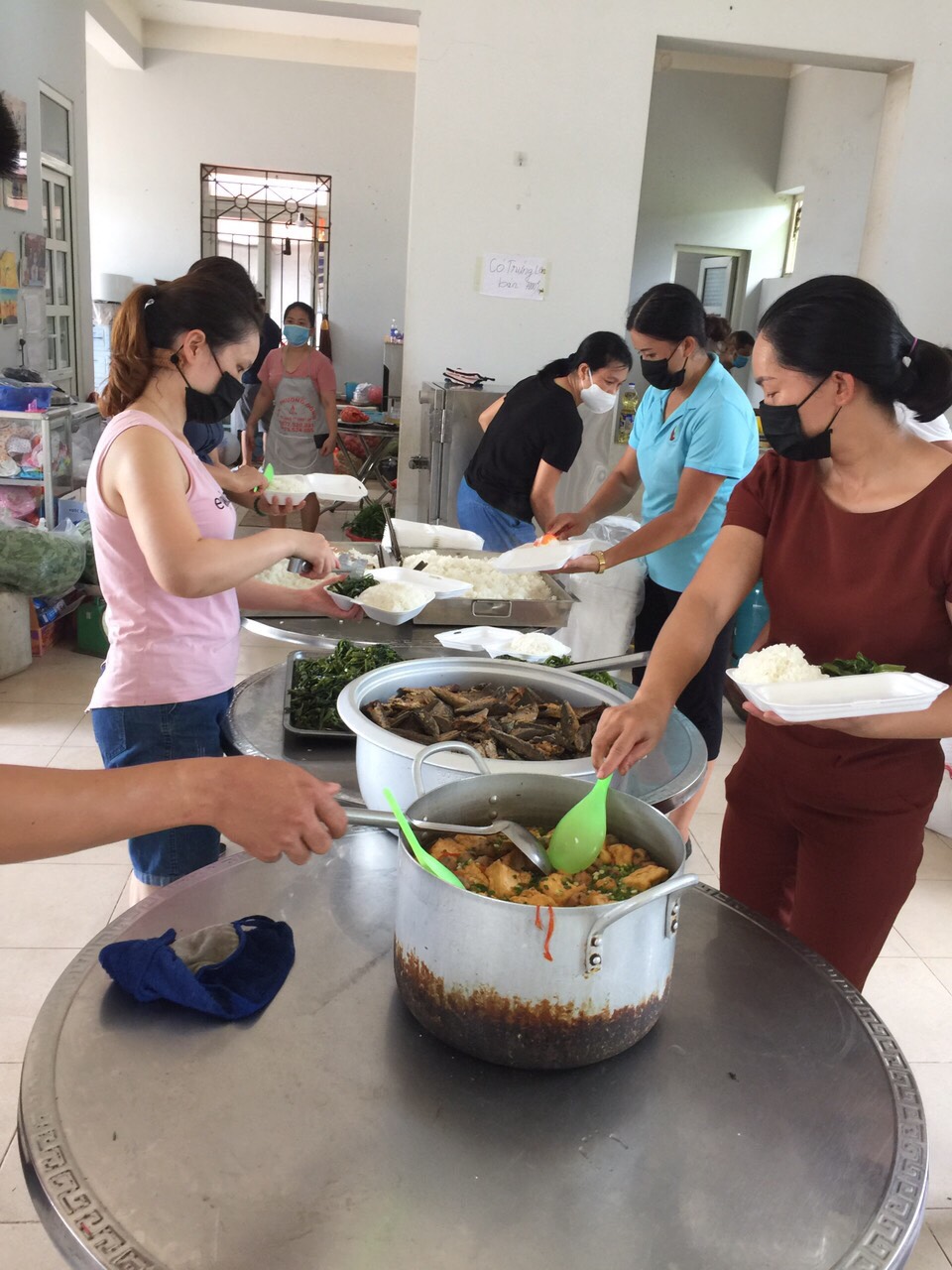 Chị em PN TT Đình Lập tham gia nấu cơm tại khu cách ly tập trung
