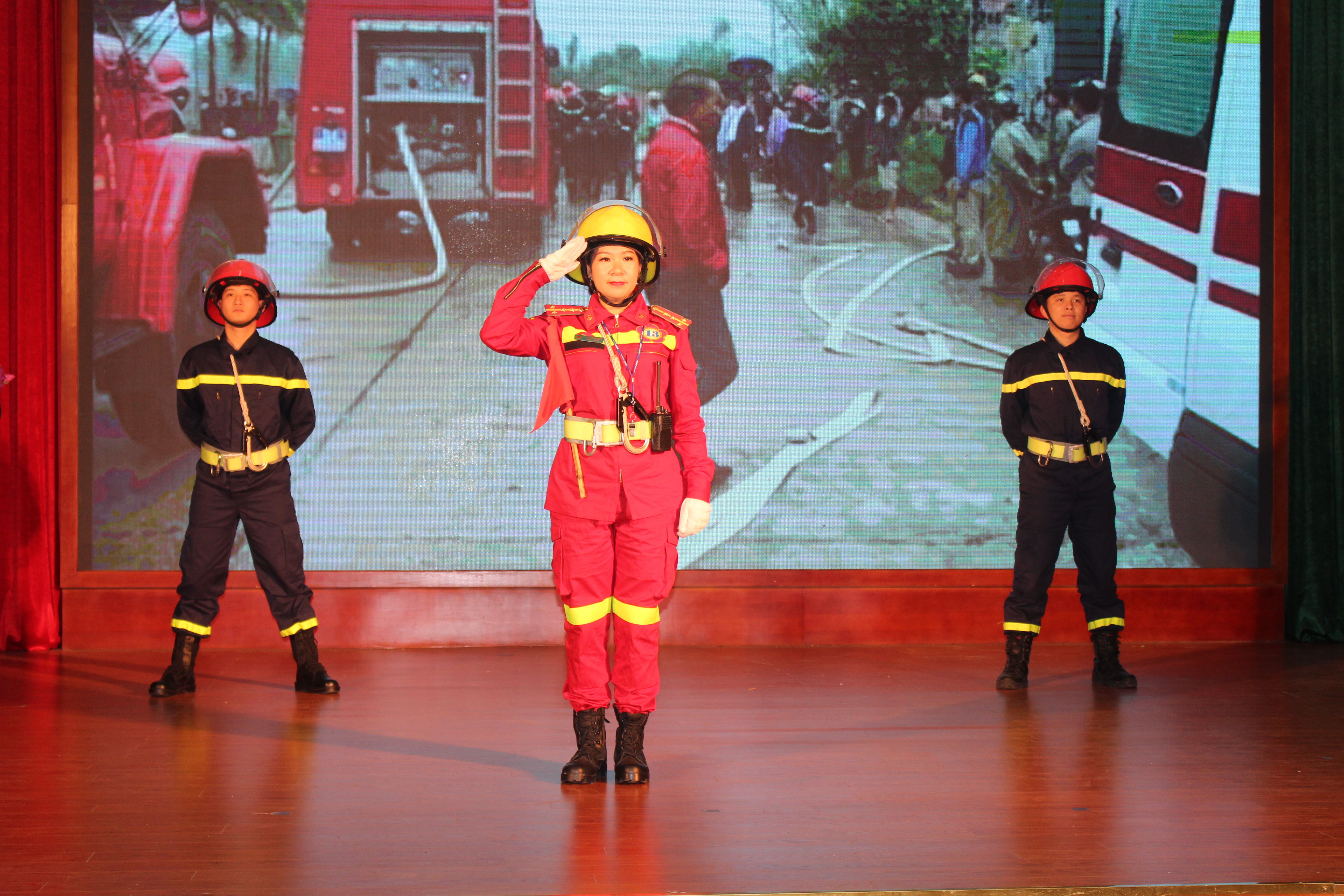 Thí sinh trình diễn trang phục của cảnh sát phòng cháy chữa cháy