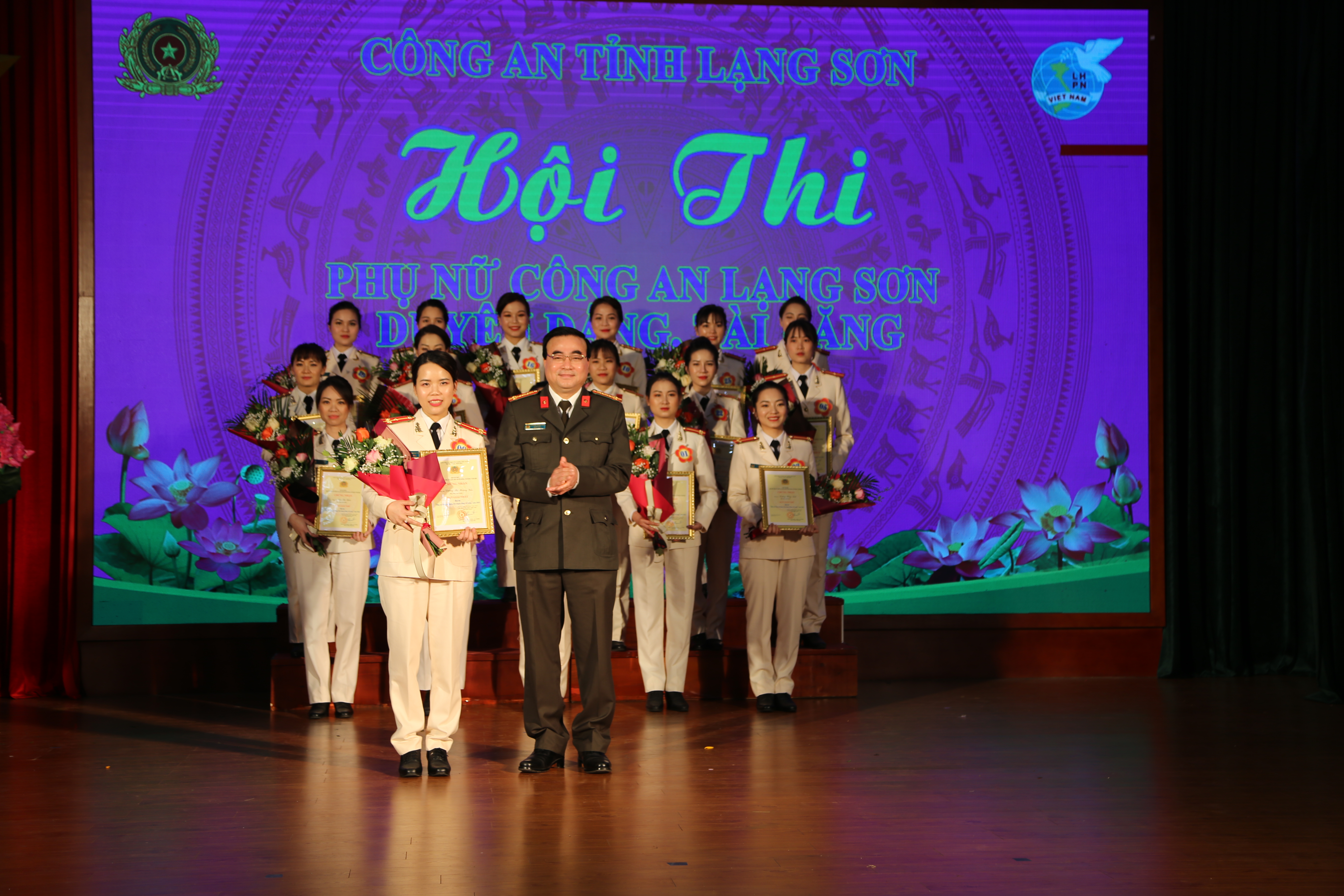 Đại tá Nguyễn Trung Thực Giám đốc CAT trao giải nhất cho các thí sinh