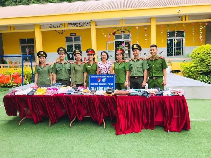 Hội phụ nữ CAH phối hợp với Phòng PA03 khai trương gian hàng 0 đồng tại Trường mầm non xã Hòa Lạc