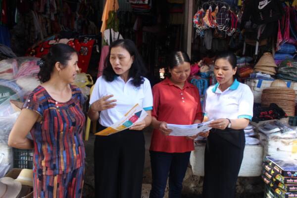 LD Cán bộ Hội LHPN tỉnh tuyên truyền PCMBN cho tiểu thương chợ thị trấn Bình Gia huyện Bình Giaz