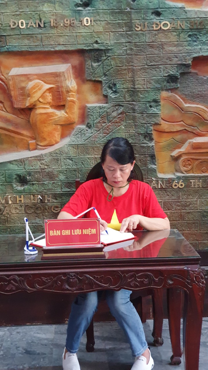 Đc Nông Thanh Hải CHủ tịch Hội LHPN tỉnh Lạng Sơn ghi lại tưởng niệm tại Thành Cổ Quảng Trị