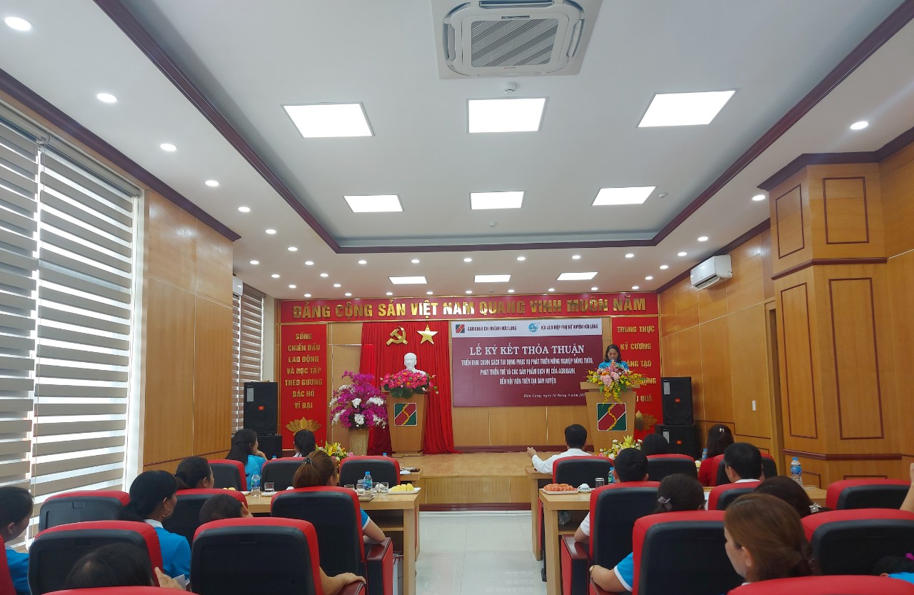 Đc Phạm Thị Thủy Chủ tịch Hội LHPN huyện phát biểu tại hội nghị