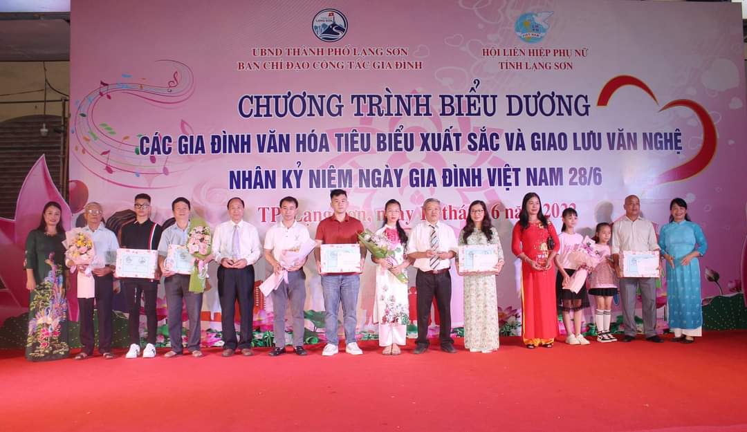 Đc Nông Thanh Hải Chủ tịch Hội LHPN tỉnh bìa phải và đc Nguyền Hồng Vân Phó Chủ tịch UBND thành phố Lạng Sơn bìa trái tặng hoa các gia đình tại Hội nghị biểu dương
