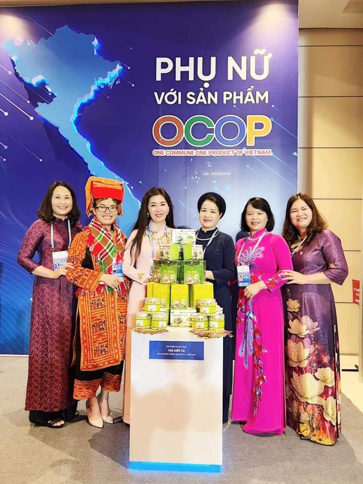 đc Đoàn Thu Hà thăm quan gia hàng trưng bày sản phẩm của Phụ nữ Lạng Sơn tại Đại hội địa biểu Phụ nữ toàn quốc lần thứ XIII
