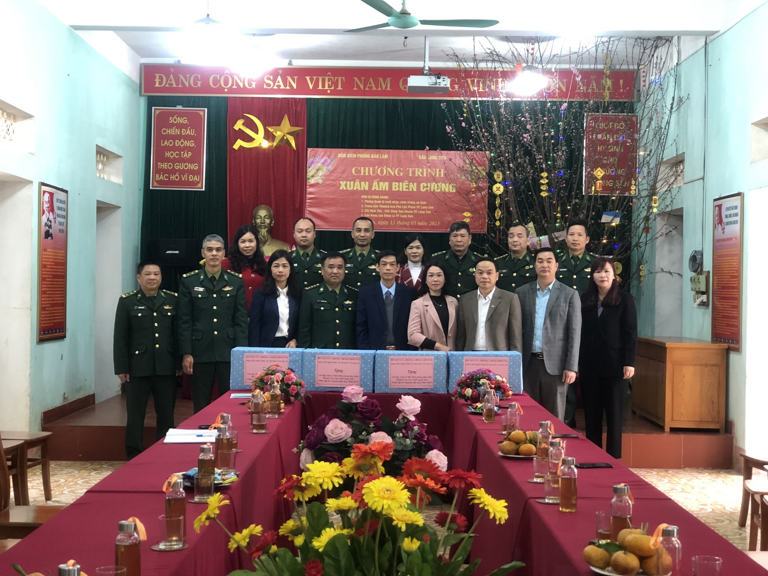 Đoàn công tác của huyện chúc tết đồn Bảo Lâm. 1 