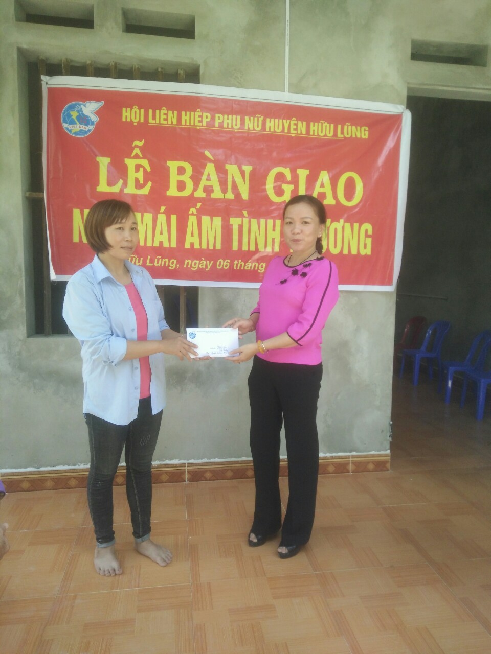 IMGĐc Lương Quỳnh Nga CHủ tịch Phụ nữ huyện tặng quà cho chị NGuyễn Thị Bích