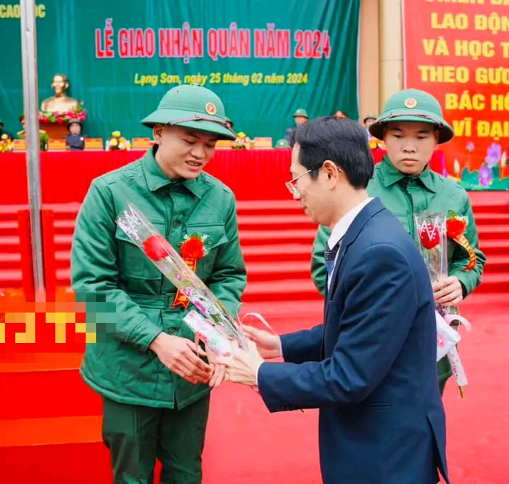 Lãnh đạo UBND huyện Cao Lộc trao quà cho các tân binh
