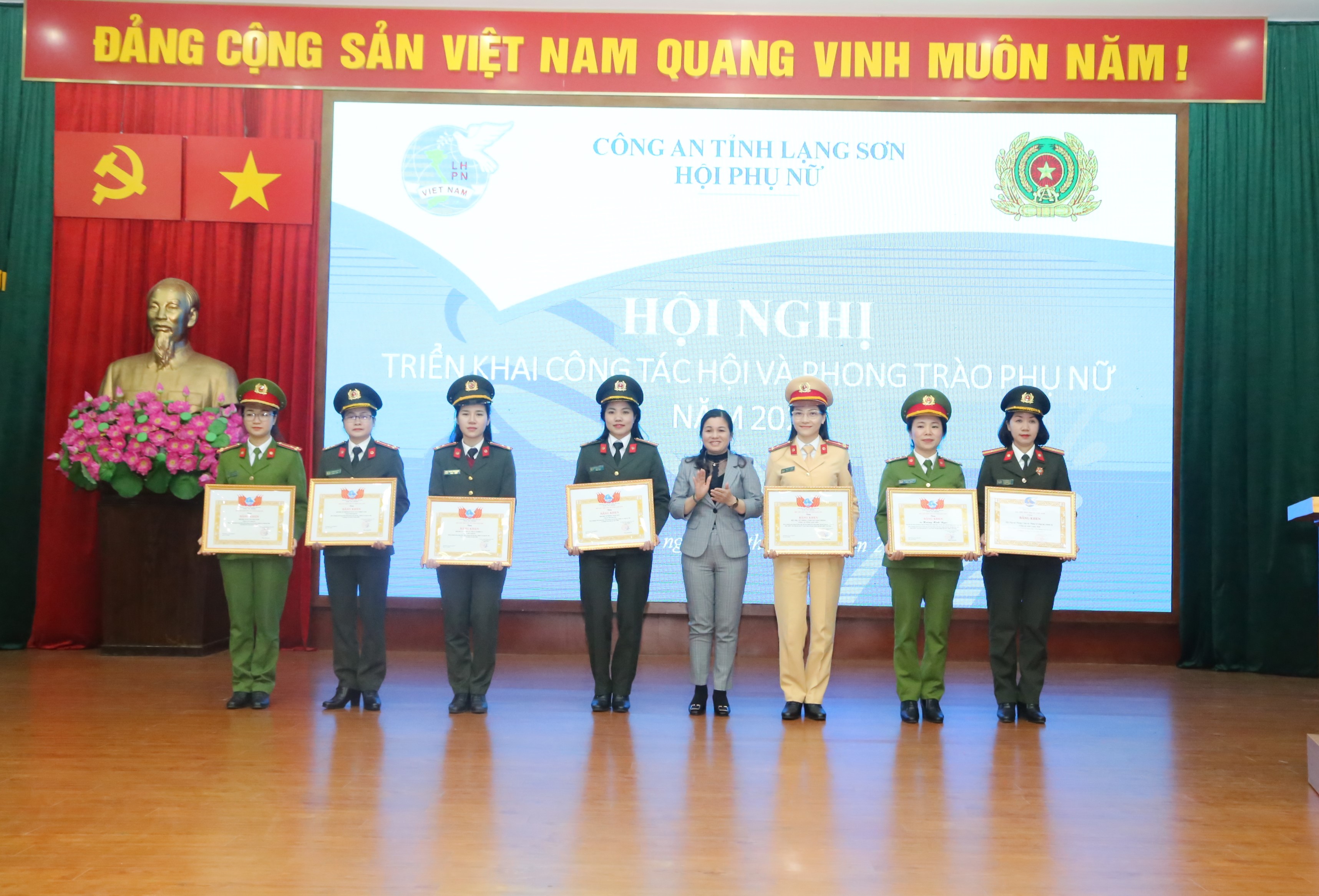 Đồng chí Vũ Thị Huyền Trang Phó Chủ tịch thường trực Hội LHPN tỉnh trao tặng Bằng khen của Trung ương hội và Hội LHPN tỉnh cho các tập thể cá nhân