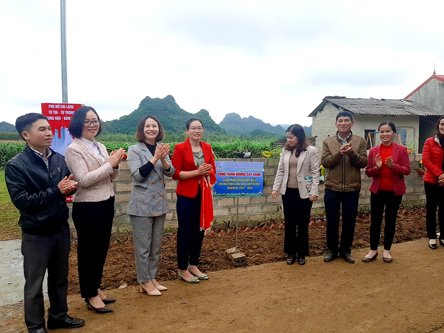 Khánh thành mô hình chào mừng Đại hội đại biểu Phụ nữ tỉnh lần thứ XVI của Hội LHPN xã Hòa Bình huyện Chi Lăng