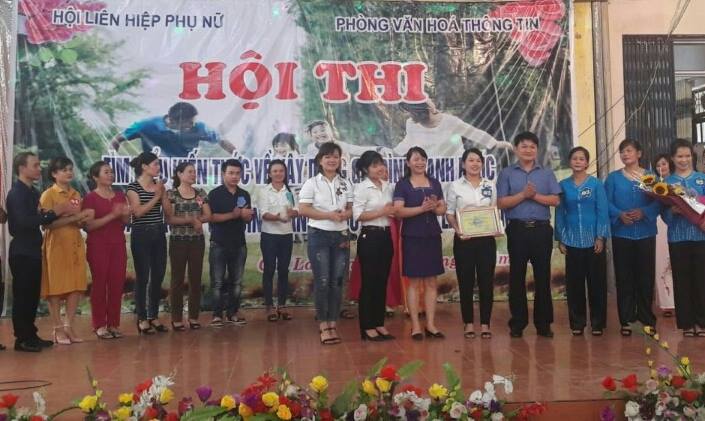 Đc Nông Thanh hải Chủ tịch Hội LHPN tỉnh trao gải thưởng cho đoàn tham gia Hội thi