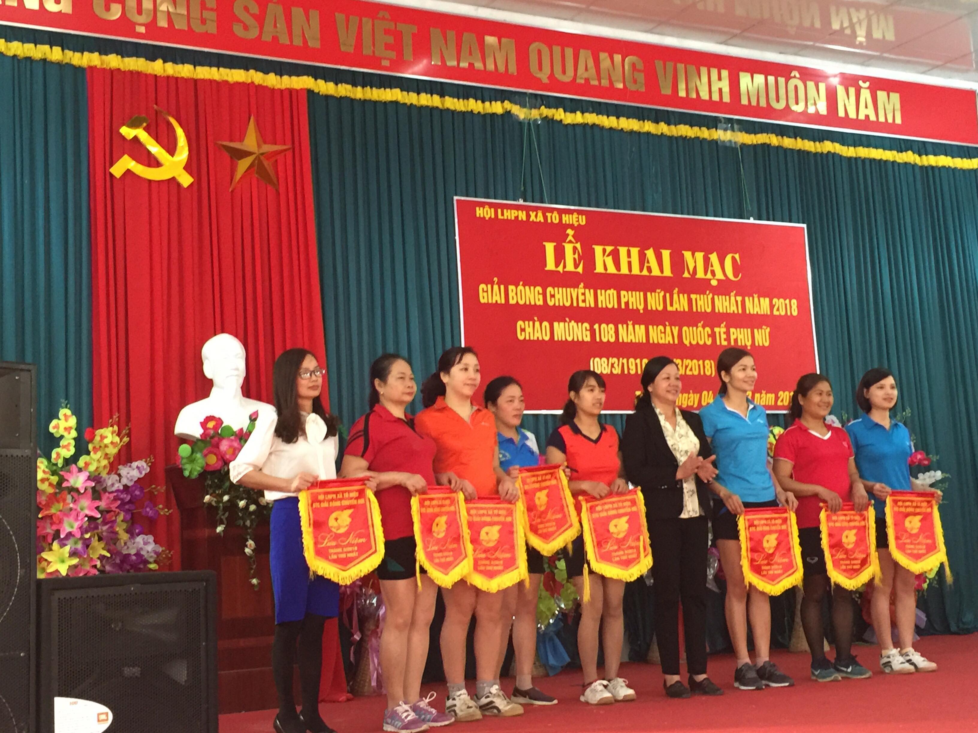 Đc Nông Thị Thôn P. Bí thư TT Đảng ủy xã Trưởng BTC giải trao cơ lưu niệm cho các đội thi