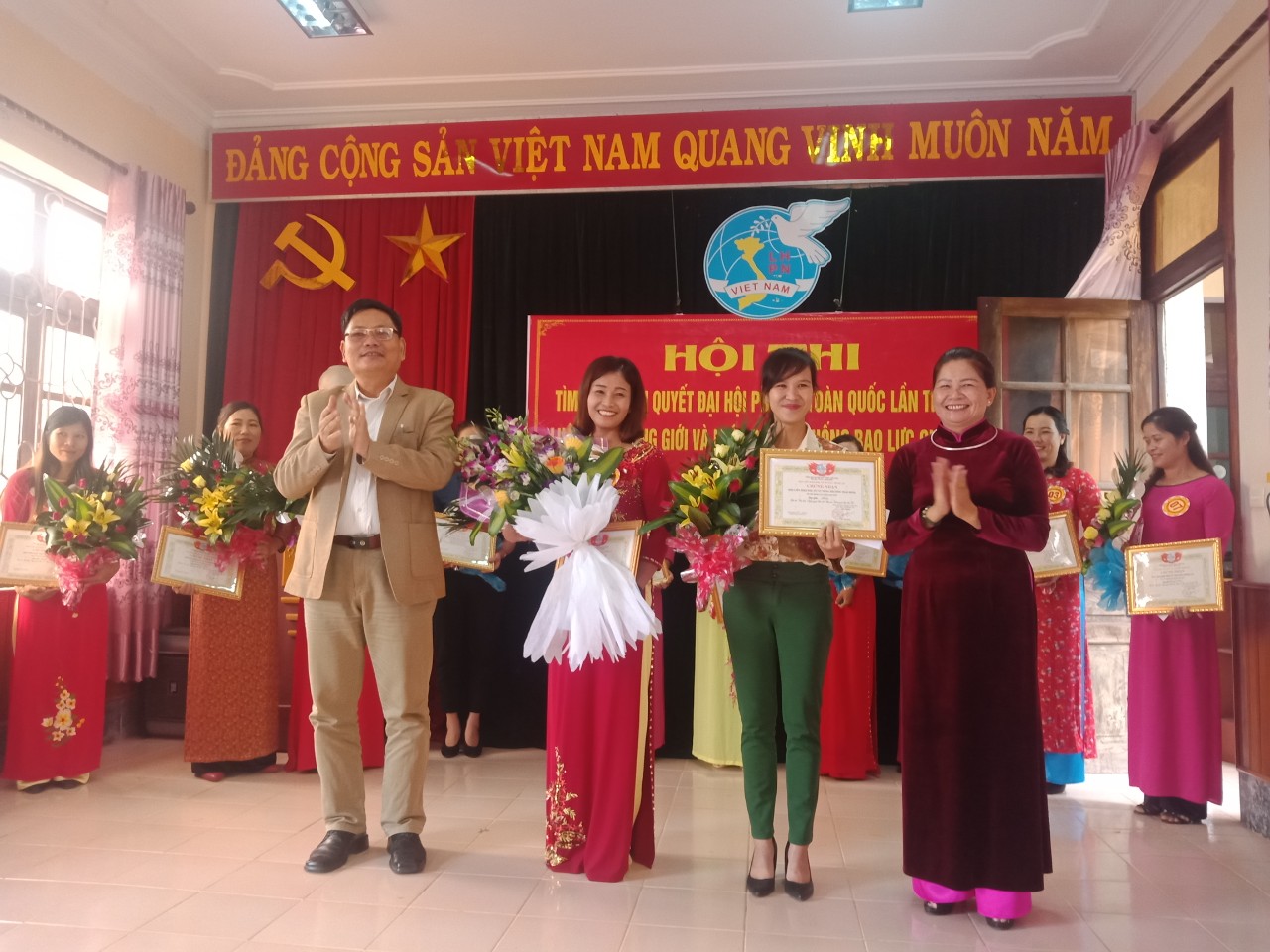 Đồng chí Hoàng Văn Quân Trưởng phòng Văn hóa Hà Thị Tuyết CT Hội LHPN huyện trao giải nhất giải nhì
