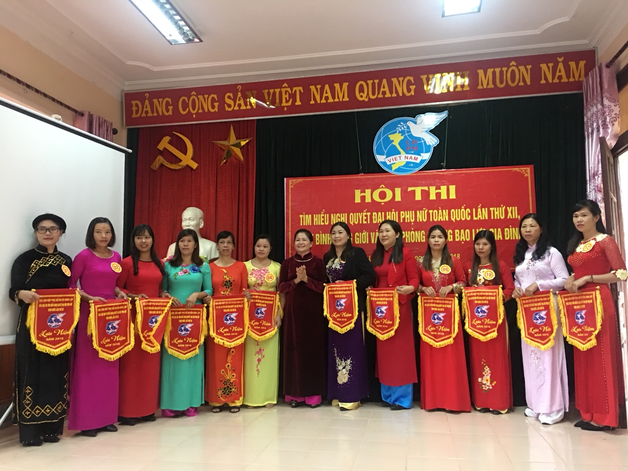 Đồng chí Hà Thị Tuyết tặng cờ lưu niệm cho các đội thi