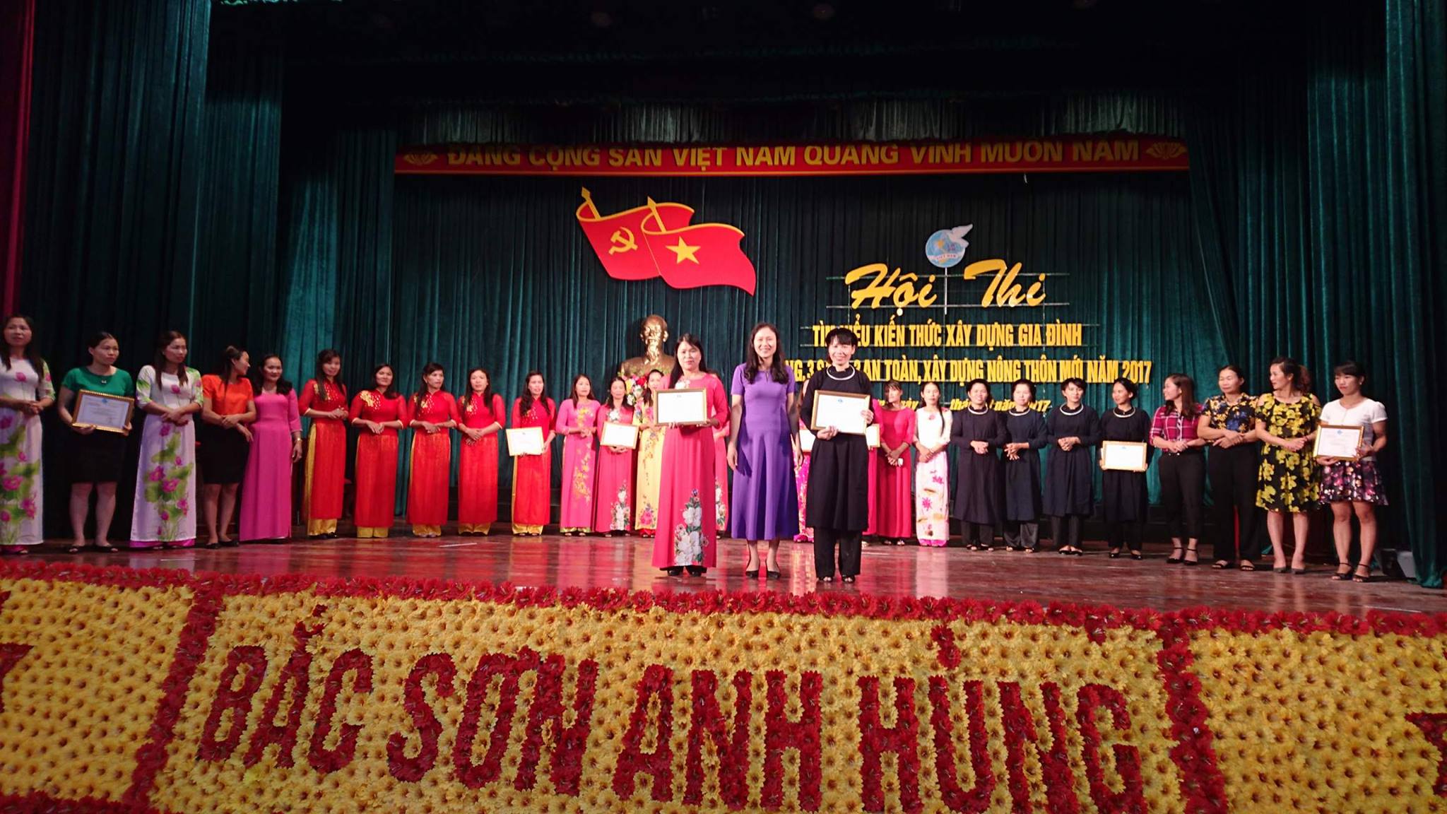 Đồng chí Trương Thị Hảo trao giải nhất cho đơn vị xã Quỳnh Sơn huyện Bắc Sơn