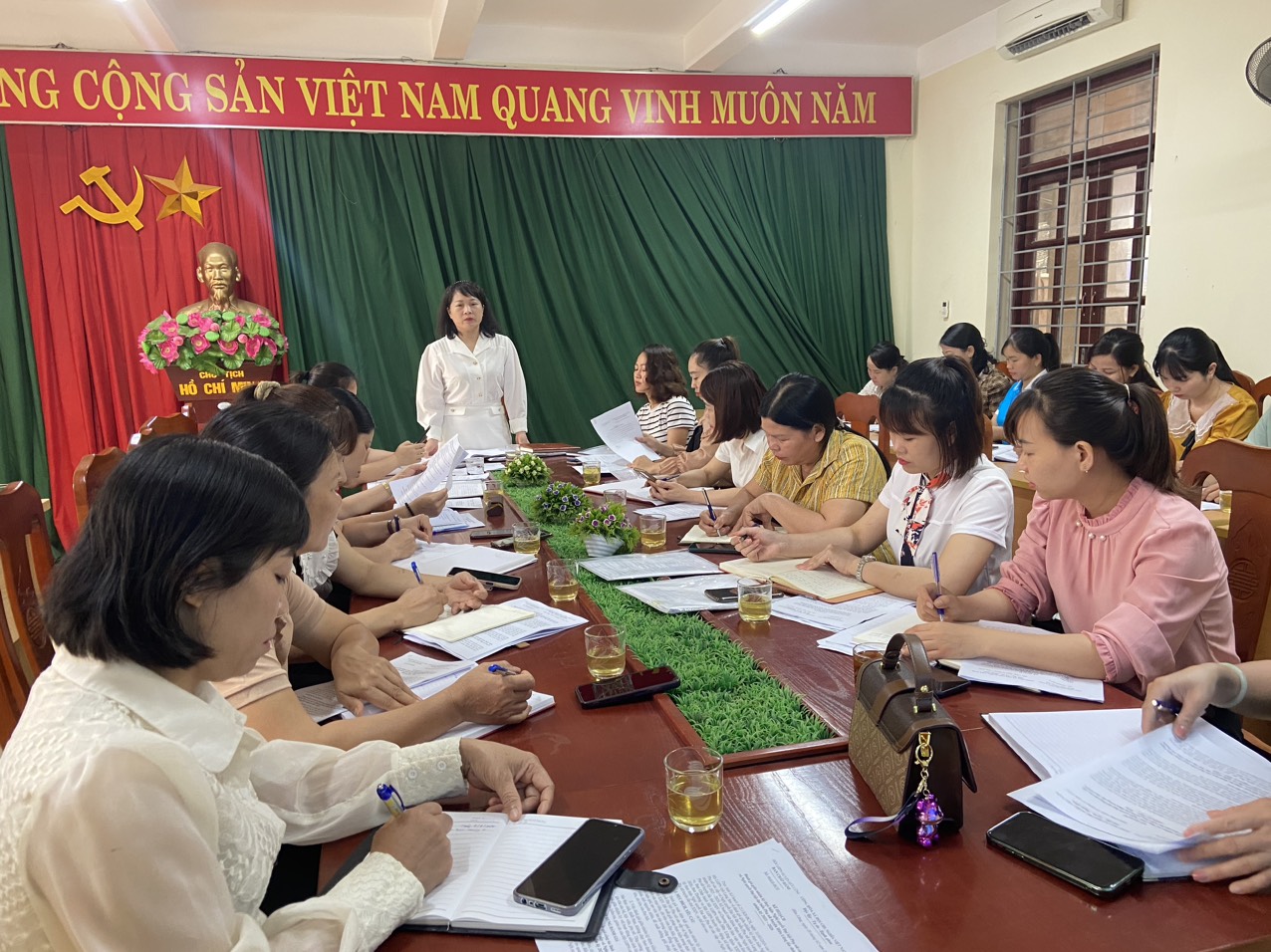 đ.c Phạm Thị Thủy Chủ tịch Hội LHPN huyện triển khai các nội dung tại hội nghị