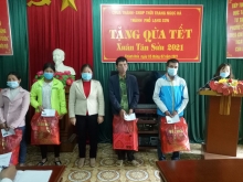 Tặng quà Tết cho hội viên phụ nữ nghèo tại xã Thành Hòa